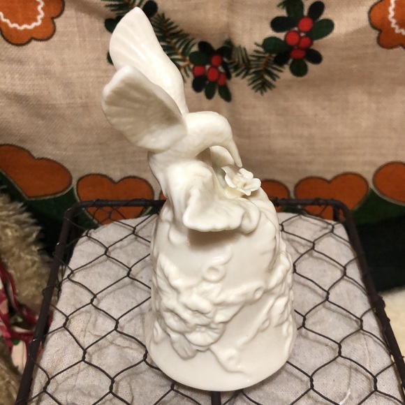 Vintage Porcelain Bell Hummingbird Figurine Resting On Flower Ivy Vines … - Picture 4 of 5